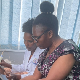 Regina: een vertrouwd gezicht in opleiding en zorg op Zanzibar